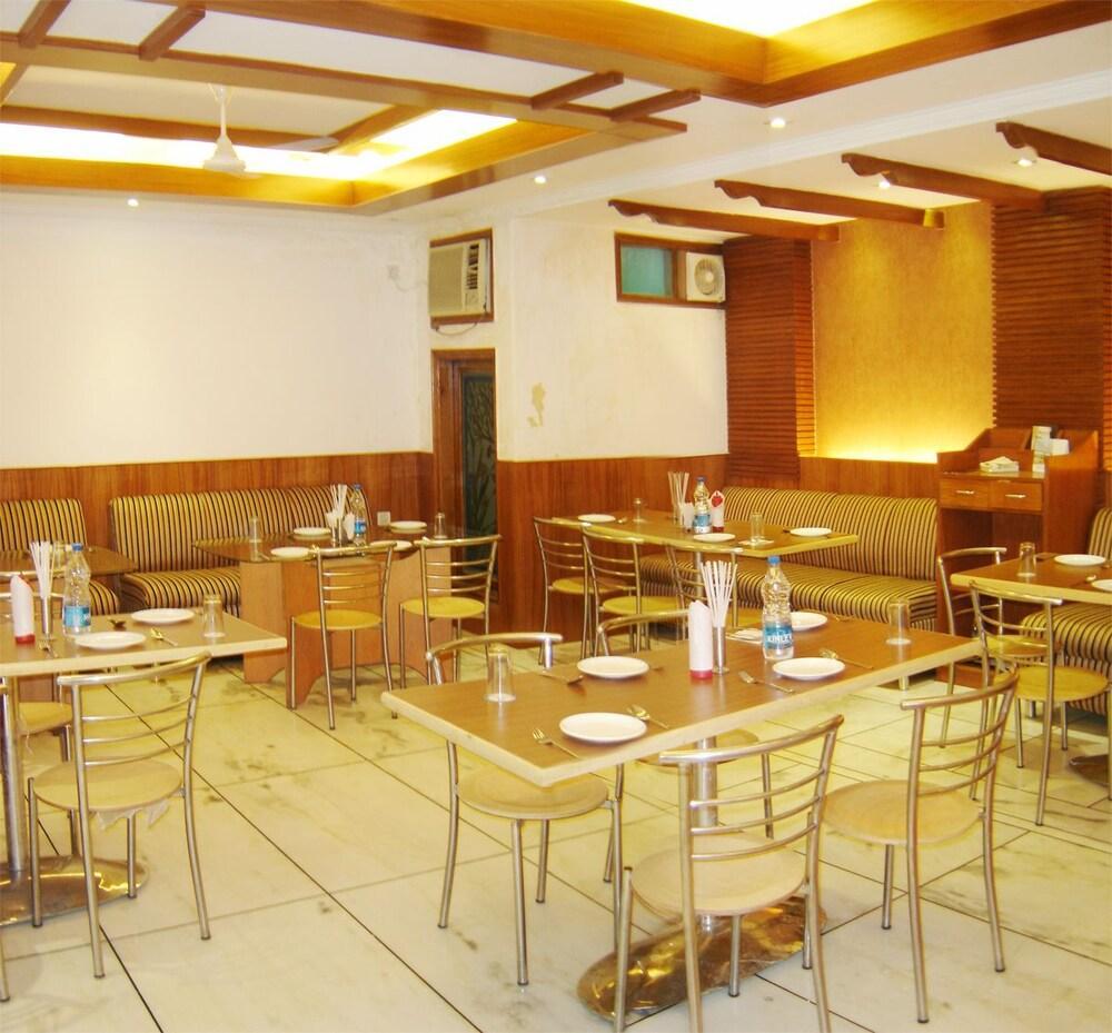 Hotel Apra Deluxe Nowe Delhi Restauracja zdjęcie